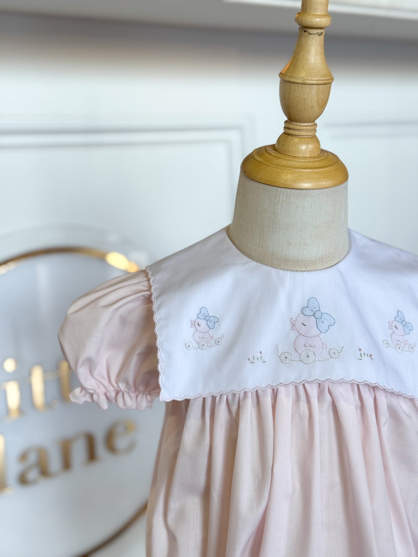 Bows and Chicks Scalloped Apron Bubble
