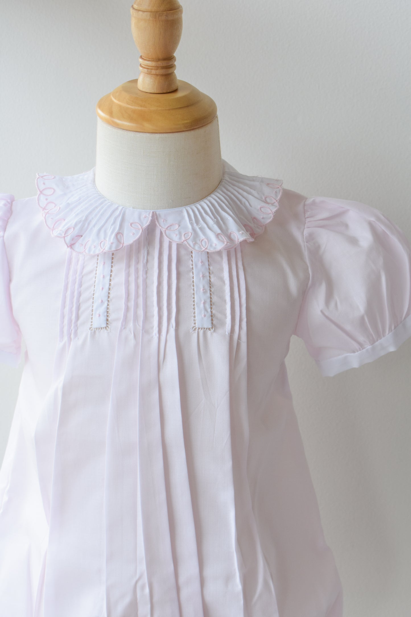 Vintage Scalloped Collar Bubble-Pink/White Trim