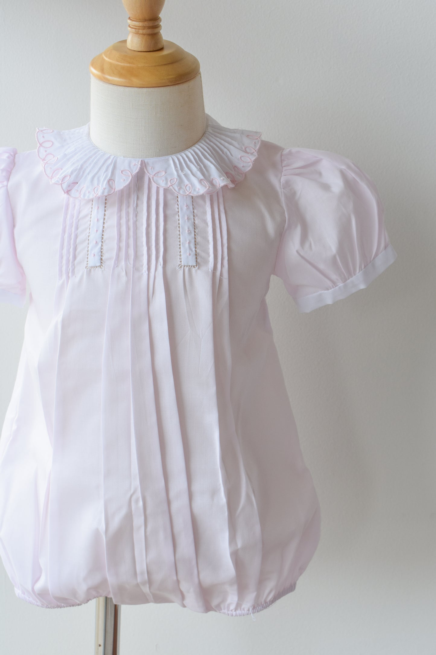 Vintage Scalloped Collar Bubble-Pink/White Trim