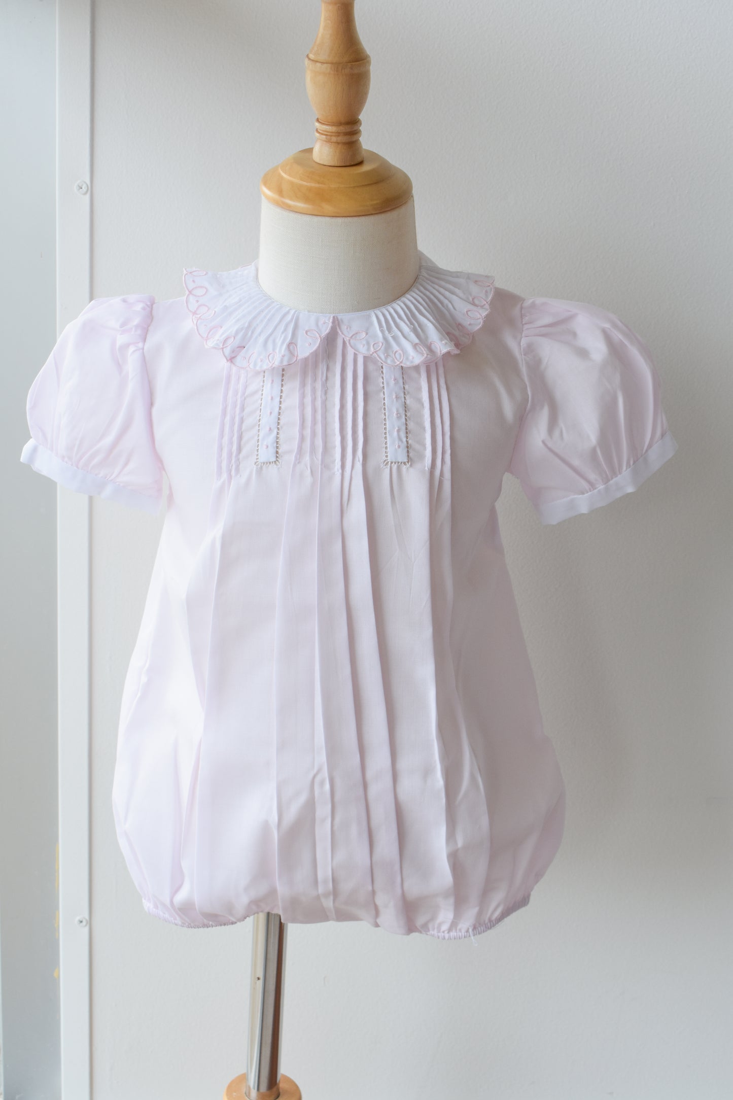 Vintage Scalloped Collar Bubble-Pink/White Trim