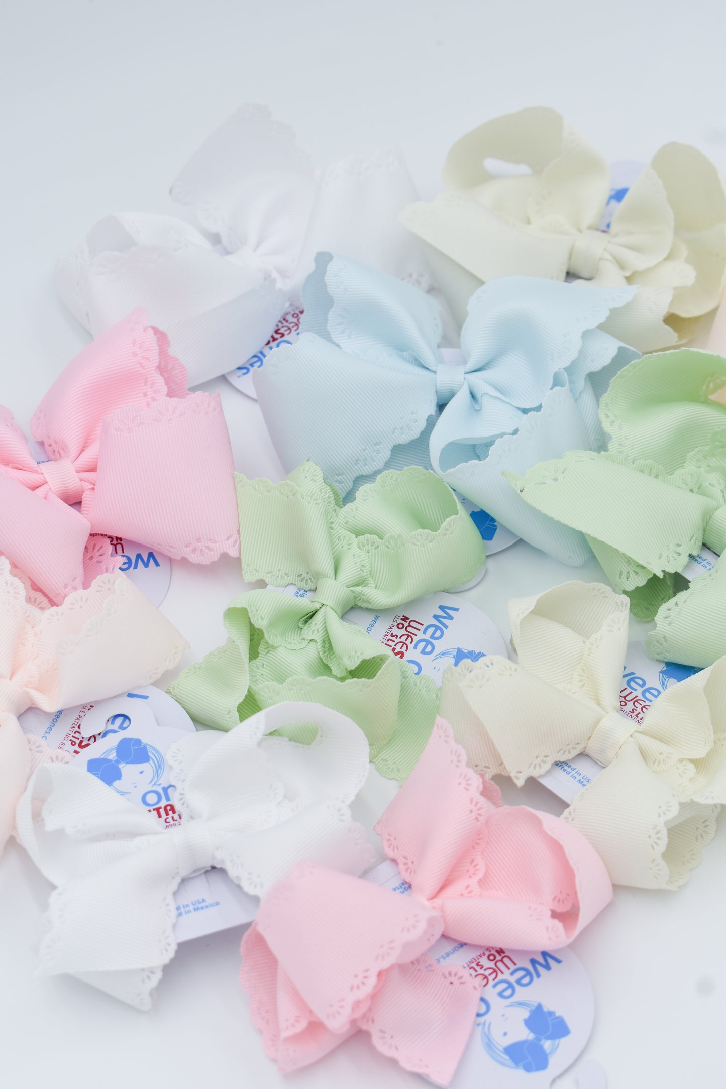 Medium Eyelet Embossed Classic Grosgrain Bow