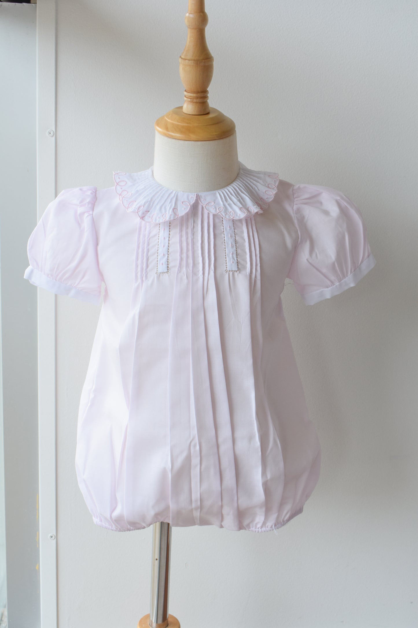 Vintage Scalloped Collar Bubble-Pink/White Trim