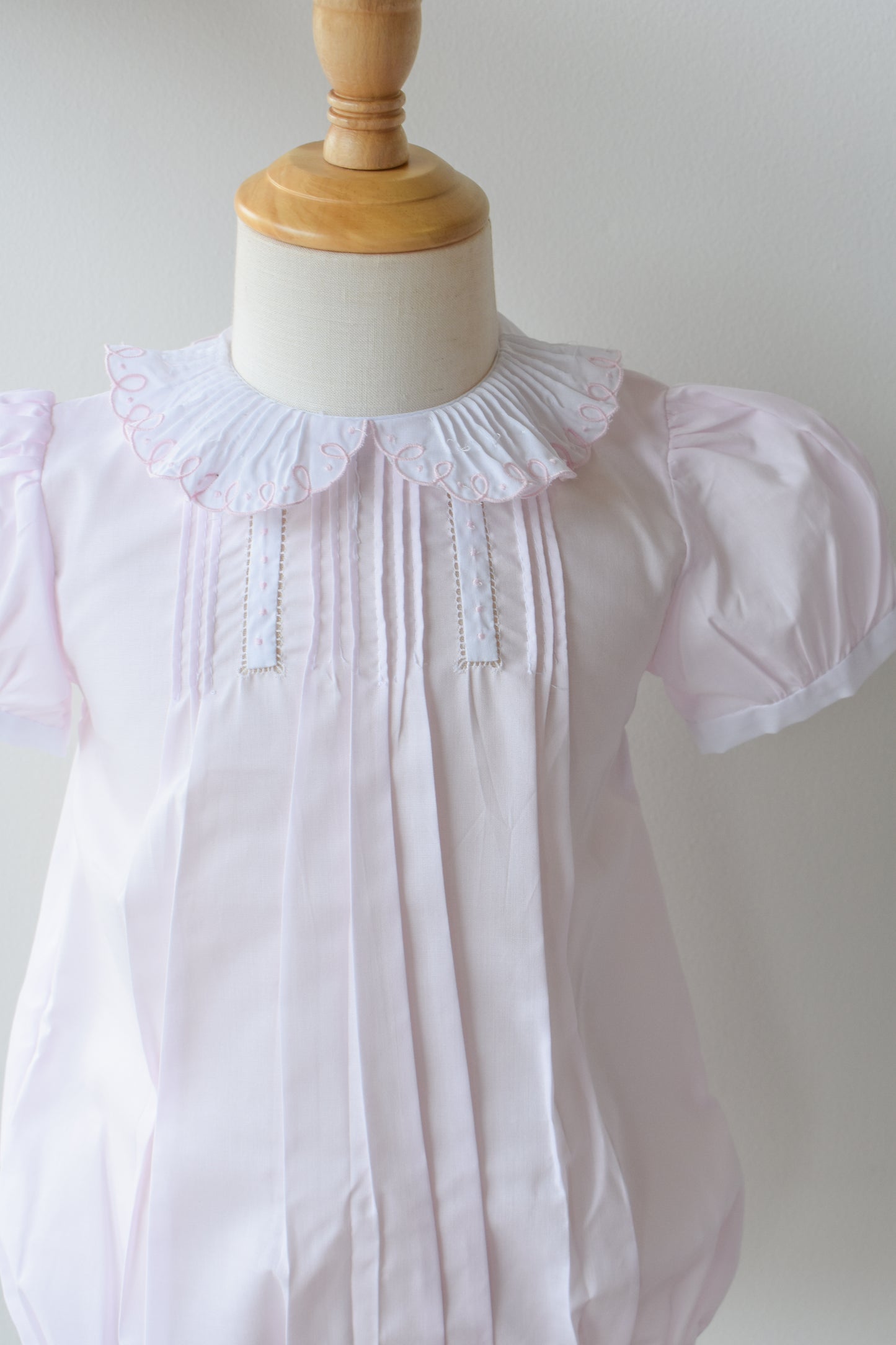 Vintage Scalloped Collar Bubble-Pink/White Trim