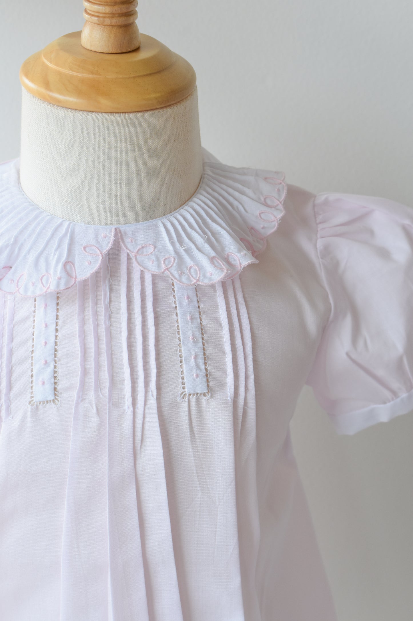 Vintage Scalloped Collar Bubble-Pink/White Trim