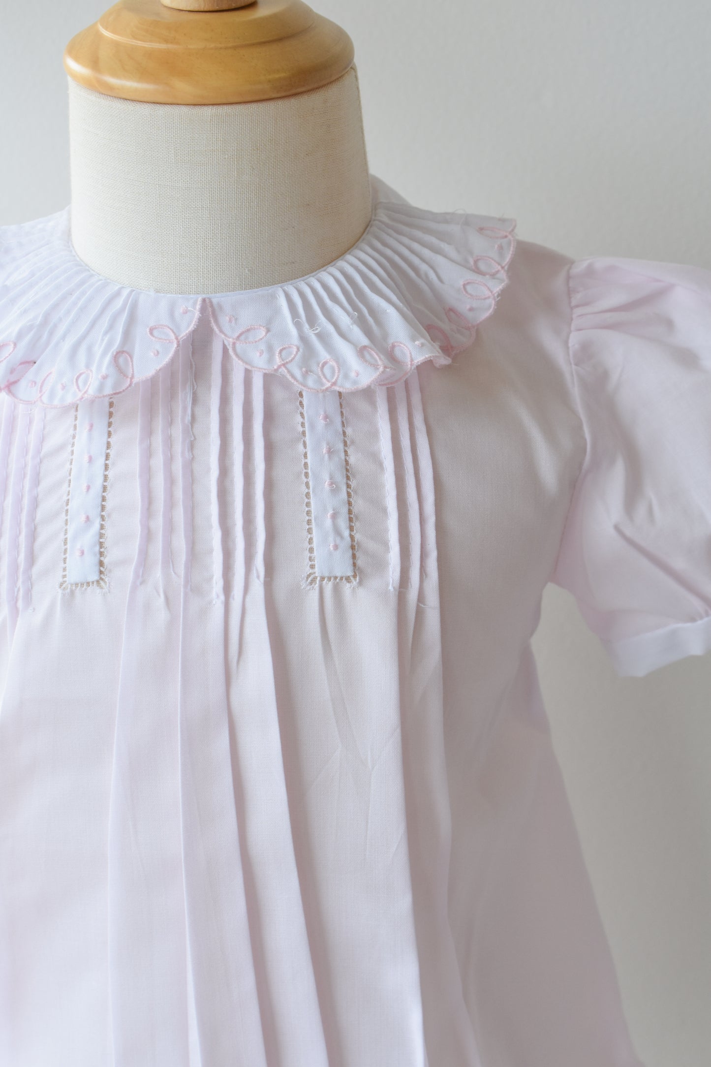 Vintage Scalloped Collar Bubble-Pink/White Trim