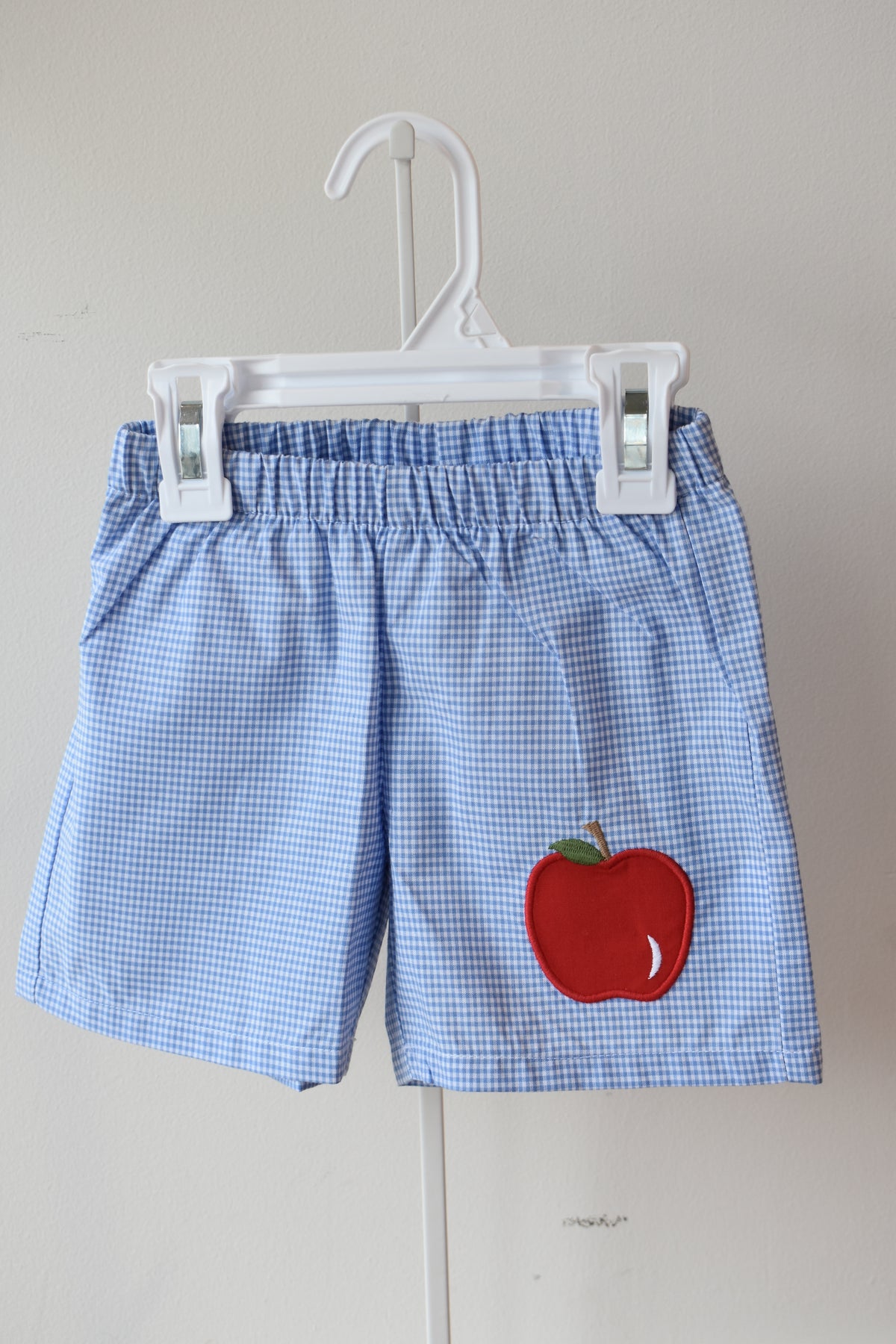 Embroidered Basic Short-Apple