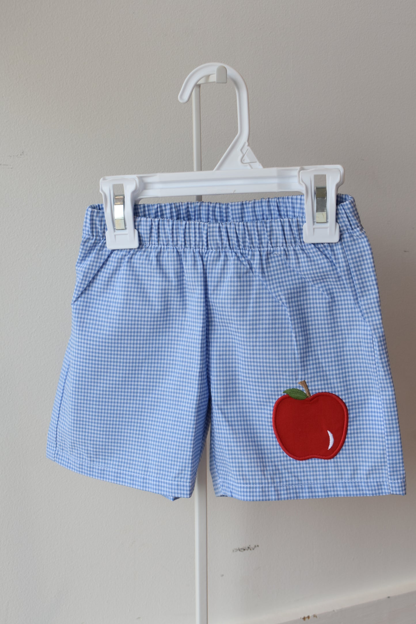 Embroidered Basic Short-Apple